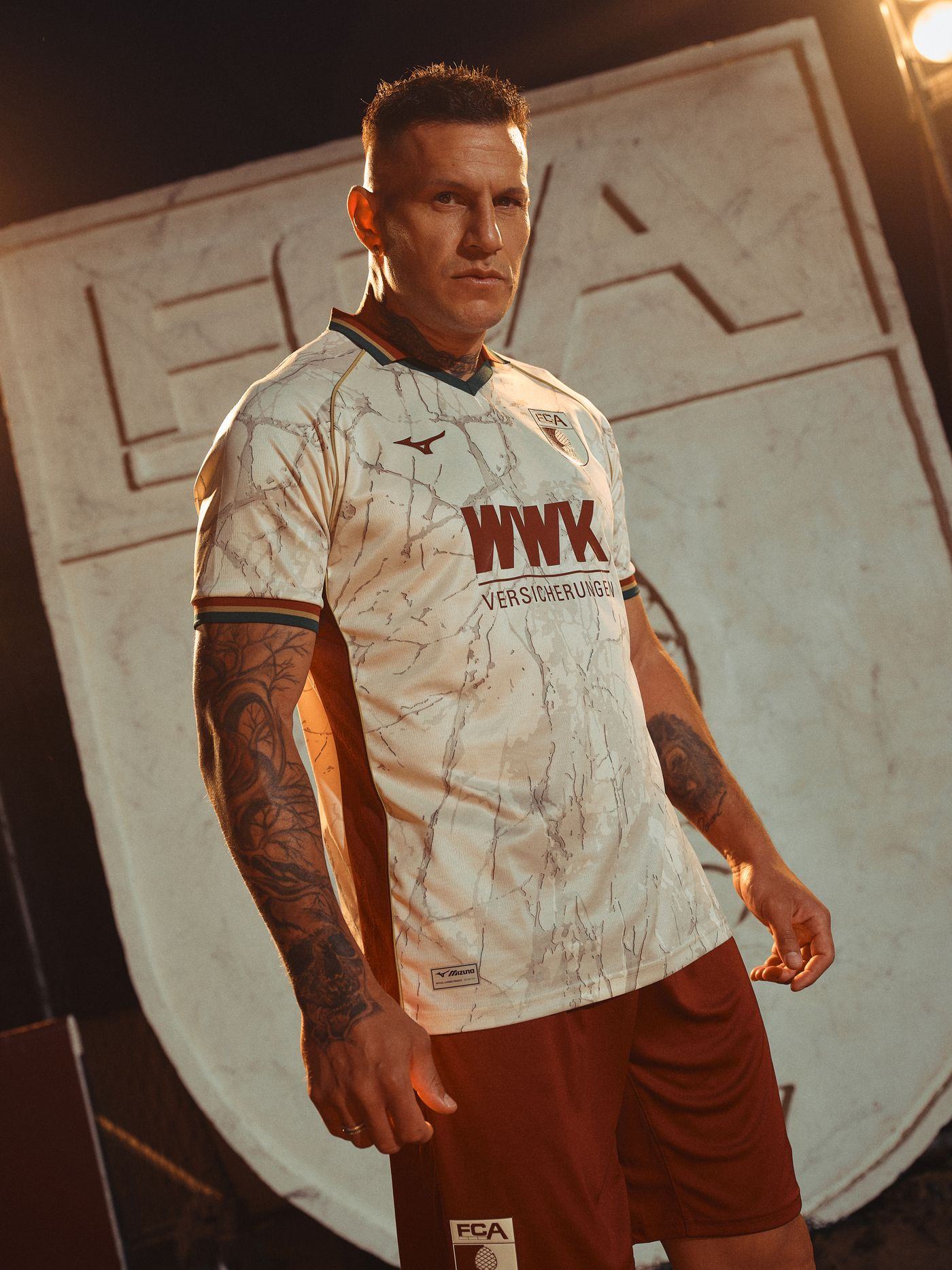 Zwei Spieler im neuen Heimtrikot.