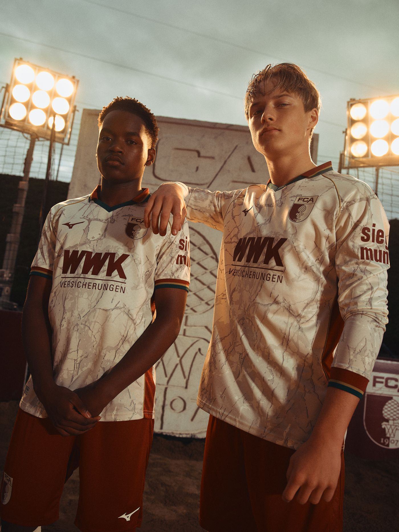 Spieler im neuen Heimtrikot des FC Augsburg.